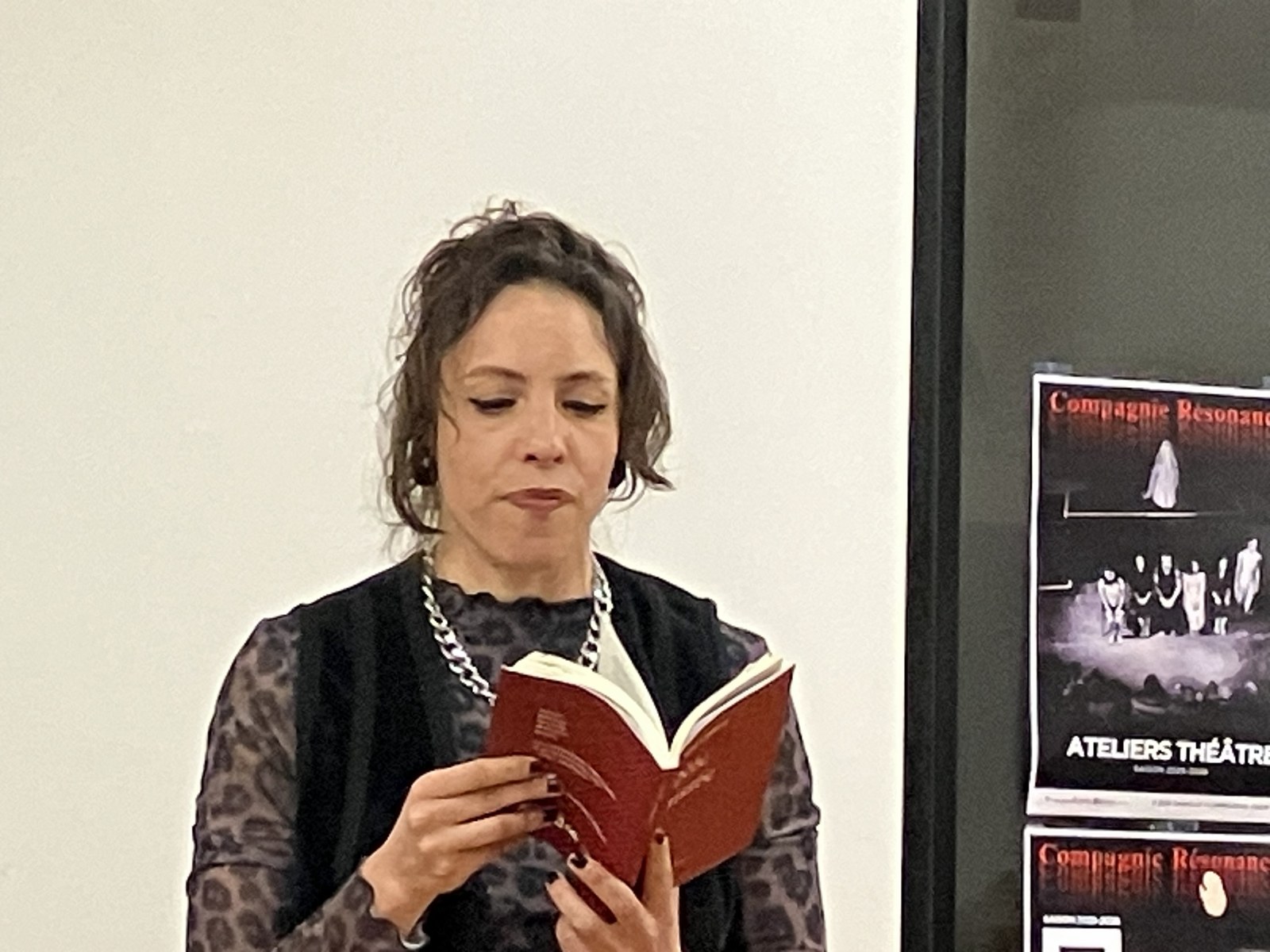 Laura Lutard lisant un livre à la rencontre