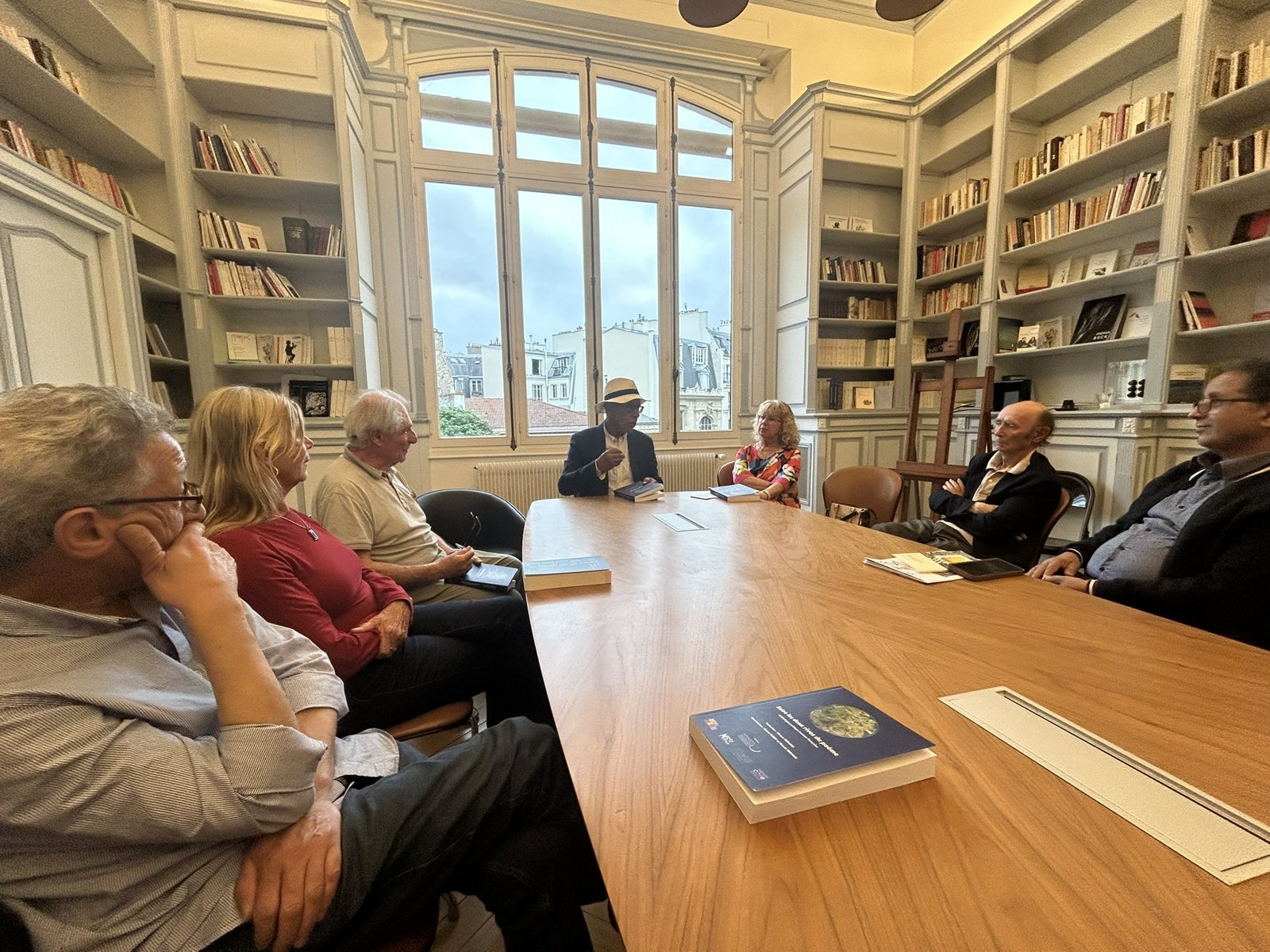 Lecteurs autour de la table de la Maison de Poésie
